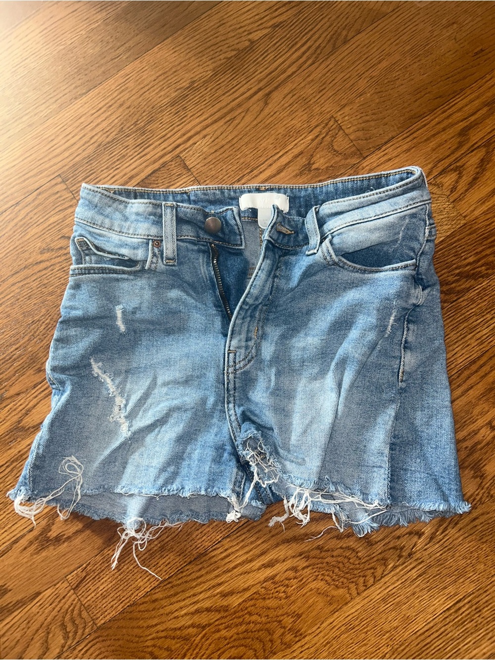 New Women’s H&M Light Blue Distressed Denim Shorts